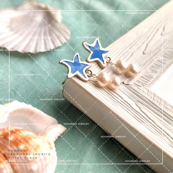 گوشواره نقره دست ساز طرح دست ساز نقره و مینا و مروارید زنانه رنگ سورمه ای ستاره دریایی مجموعه آبی دریا